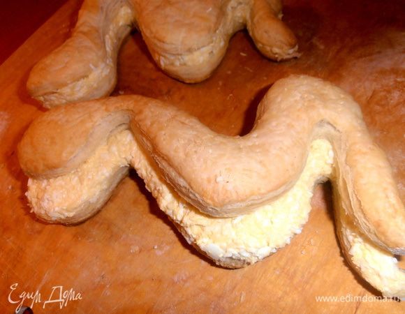 Так начиняем обе змейки и накрываем верхушкой. Прижимаем немного.