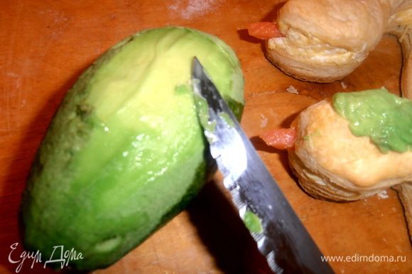 Для змеиного окраса берем авокадо, очищаем от кожицы и ножом скоблим мякоть авокадо (можно и через блендер).