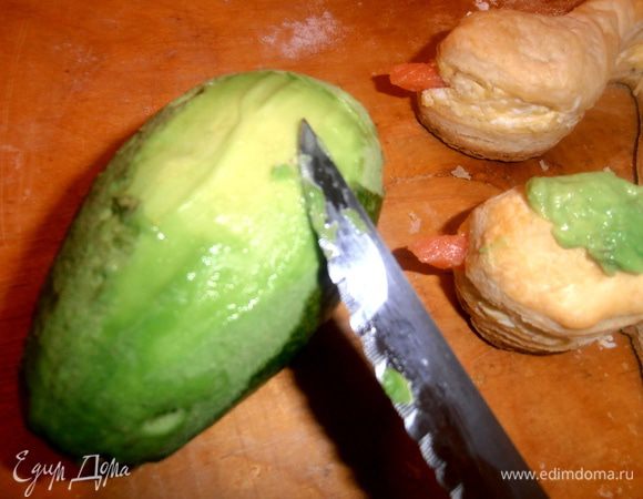 Для змеиного окраса берем авокадо, очищаем от кожицы и ножом скоблим мякоть авокадо (можно и через блендер).