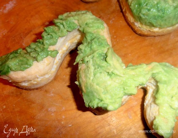 Наносим ножом на верхнее тесто-крышку.