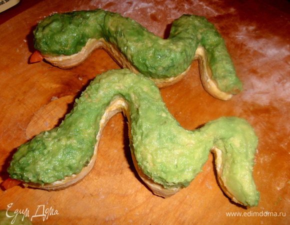 Теперь разравниваем чайной ложкой или пальцем в перчатке. Лучше снимать только верхний слой с авокадо-он ярче!