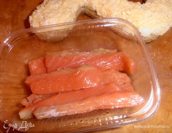 Малосольную рыбку сначала хотела положить внутри под крышку,но потом передумала...