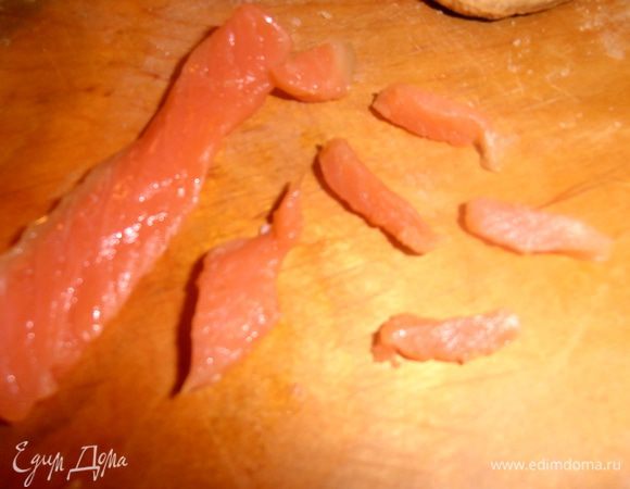 Нарезаем рыбку мелкими кусочками...