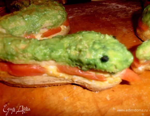 И украшаем бока наших змеек! Язычки тоже из рыбки, а глаза-перец горошком.