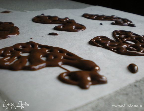 Начинаем рисовать шоколадом.