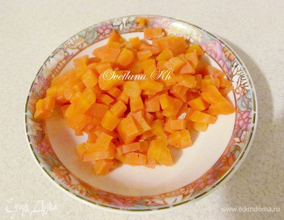 Отваренную морковь нарезать кубиками
