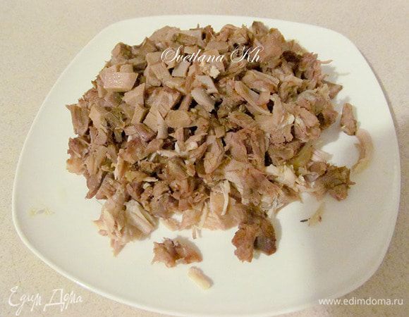 Мясо, язык, курицу нарезать мелким кубиком.