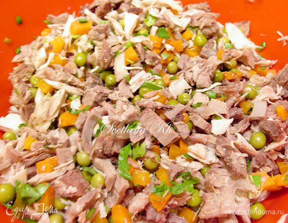 Смешать нарезанные продукты, добавив зеленый горошек, зелень. У меня был джусай . Можно добавить корнишоны.