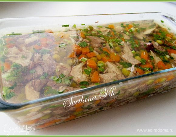 Застывший террин перевернуть, аккуратно освободив от формы, нарезать и подавать. Покажу еще свое заливное ....