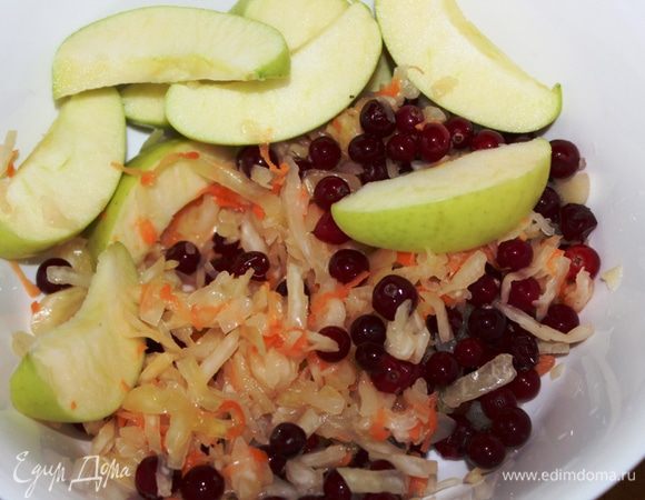 Начинка - капуста, клюква и яблоки...