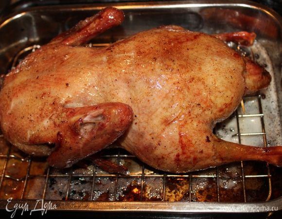 Запекать утку 2,5-3 часа на слабом огне.