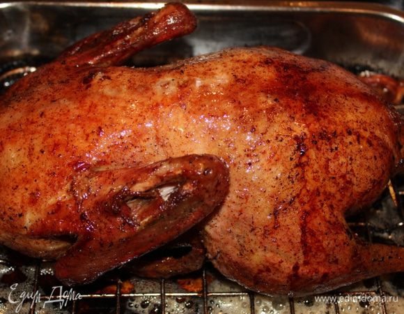 Периодически утку переворачивать и поливать выделившимся жиром с бульоном.