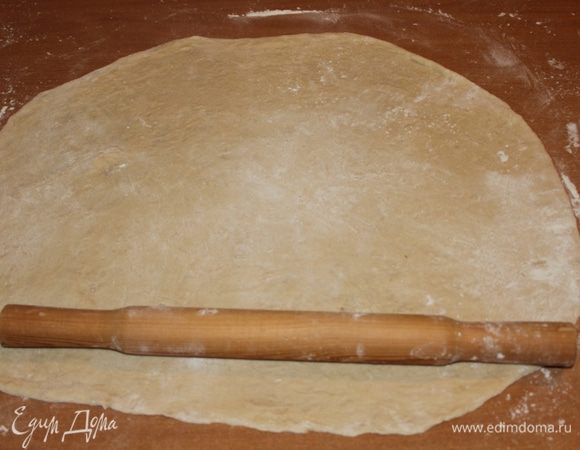 Раскатать тонкий корж.