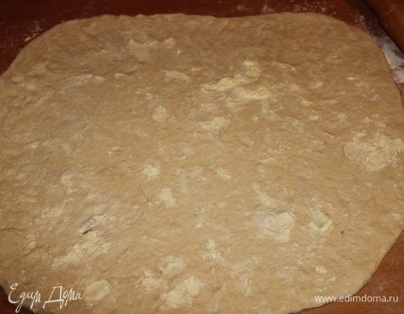 Намазать корж размягченным сливочным маслом.