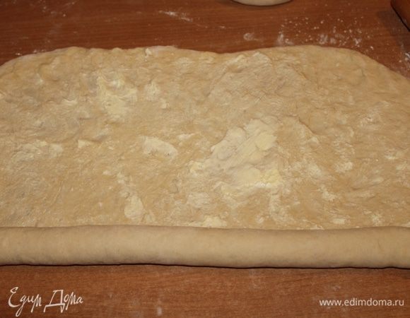 Свернуть корж рулетом.