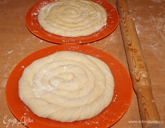 Вот такие две "улитки " должны получиться. На два часа убрать в холодильник.