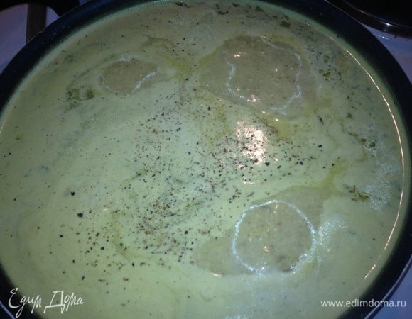 Добавляем смесь орехов и специй, обжаренный лук, соль и перец по вкусу, зелень кинзы. 
Заливаем соусом курицу, даем остыть и настояться (часов 12).