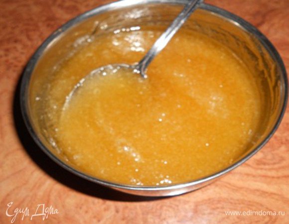 Вот с дочей надумали сделать пряничный домик...
Сперва нужно мед смешать с сахаром и поставить на плиту.