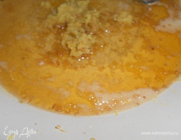 Мед с сахаром варить на слабом огне до полного растворения сахара.Затем перелить в чашку побольше и добавить натертый имбирь и лимонную цедру.