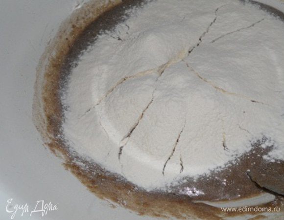 Добавить пшеничную муку 140 граммов и перемешать.
