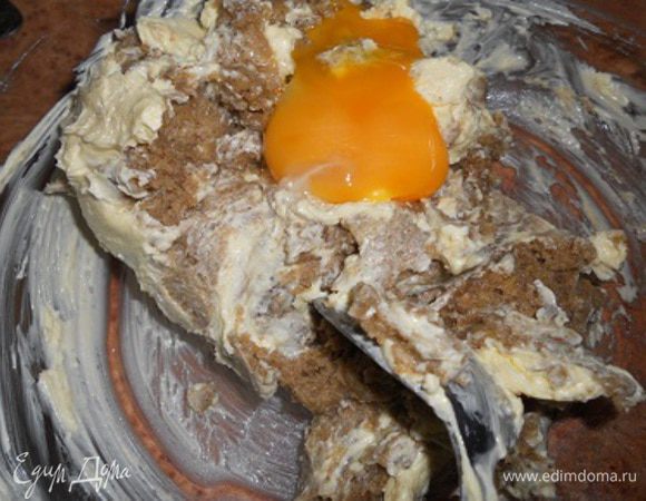 На утро достать тесто из холодильника и поставить на 1 час в теплое место.Затем добавить сливочное масло и желток и перемешать до однородной массы.