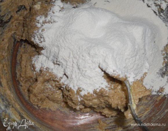 Добавить пшеничной муки 150 г и вымесить тесто. Возможно, муки понадобится немного больше, а может, немного меньше.