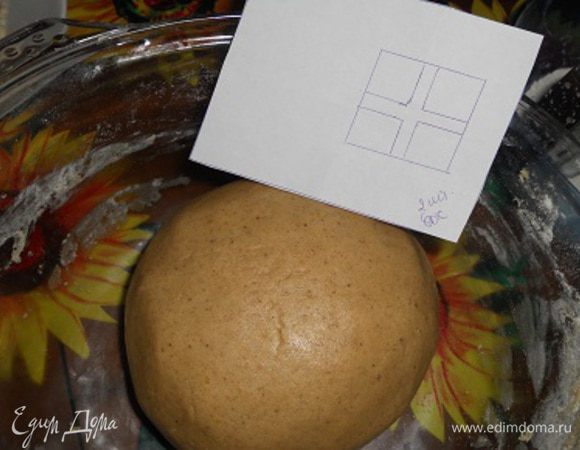 Должно получиться вот такое тесто.На листе бумаге сделать выкройки для домика,вырезать и по ним будем вырезать части из теста.