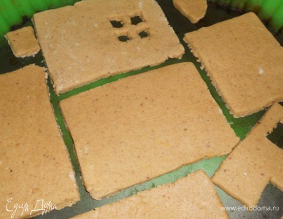 Раскатать половину теста не толсто и вырезать при помощи ножа части для домика.Выпекать при температуре 230 градусов, пекутся быстро 6-10 минут.