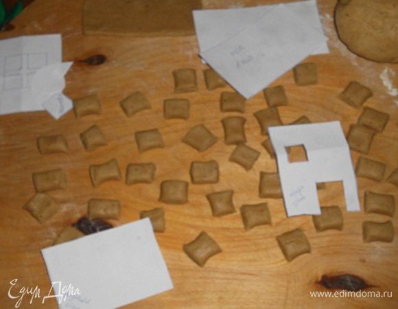 Для крыши домика я нарезала маленькие прянички. Их выпекать также.