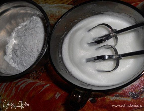 Теперь нужно сделать айсинг, чтобы скрепить все наши детали. Белки начать взбивать с лимонным соком 1 ч. л., затем добавлять по чуть-чуть сахарной пудры.