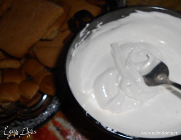 Прянички остудить,белки взбивать до  крепких пиков.