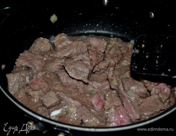 Смешать муку с солью и перцем.Смешать с говядиной.
В кастрюле с тяжелым дном разогреть масло.Выложить говядину и обжарить со всех сторон.