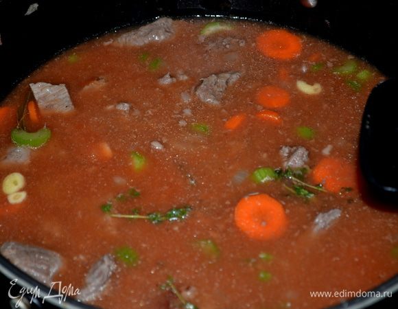 Мясо выложить на тарелку ложкой. Добавить в кастрюлю лук и чеснок и жарить 5 мин. Затем морковь,сельдерей,лавровый лист, тимьян .Закрыть крышкой и готовить еще 5 мин.
Затем вернуть говядину ,добавить пиво и томат.пасту. Убавить огонь,закрыть крышкой и тушить 1,5 часа.