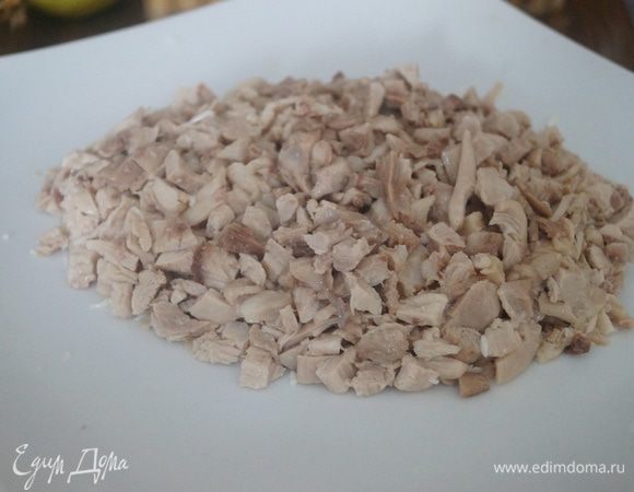 Курочку отвариваем и нарезаем мелкими кусочками, выкладываем на тертые белки и снова солим, поливаем майонезом (не много)