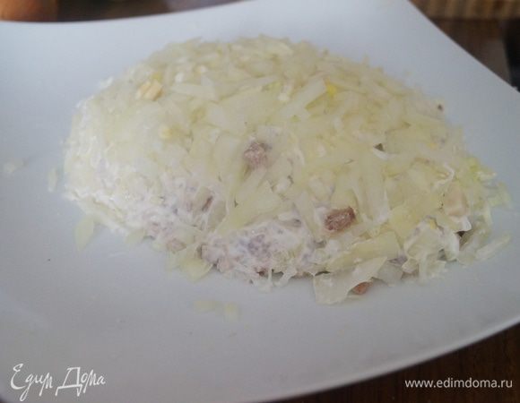 Режем мелко лучок и распределяем сверху