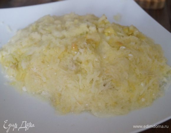 Яблоки трем на терке и выкладываем следующим слоем