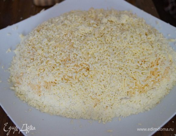 ... тертые желтки, солим и промазываем майонезом