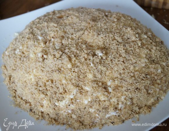 Орешки измельчаем и посыпаем ими верх салата