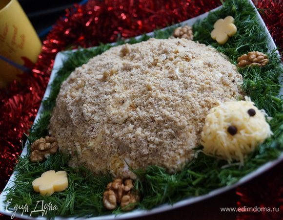 Теперь украшаем, делаем травку из укропа, голову черепашки из тертого сыра, а лапки из грецких орешек