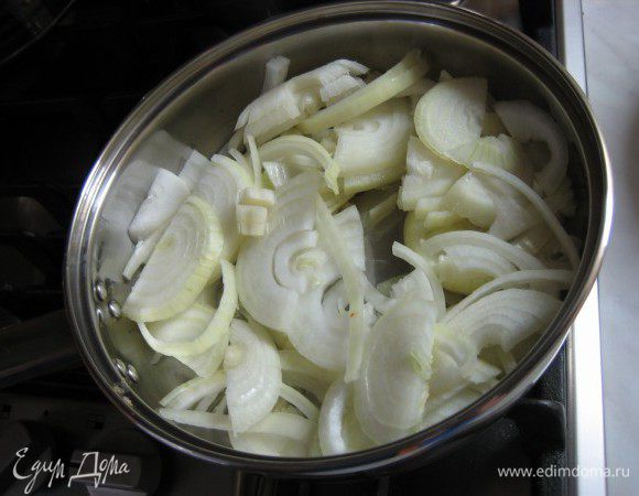 Лук нарезать полукольцами. На разогретую сковороду налить небольшое количество рафинированного масла и выложить нарезанный лук. Закрыть крышкой и тушить, периодически помешивая. При необходимости добавить немного воды.