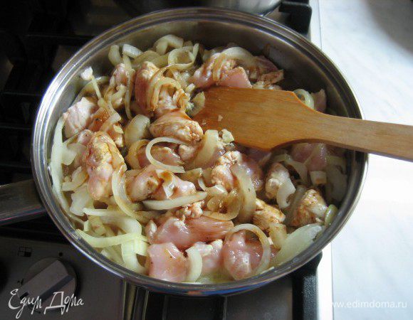 Лук режете и тушите, как описано в шаге 2. Куриное филе режете на куски и натираете только перцем. Конечно, можно залить курицу соевым соусом и дать постоять - хуже не будет, мясо станет только нежнее, но с филе нет нужды в этом, оно и так довольно нежное. Поэтому как только лук будет готов, выкладывайте к нему филе и влейте равномерно 4-5 столовых ложек соуса. Перемешайте мясо с луком и соусом и тушите не менее 20 минут. При необходимости долейте немного воды. 