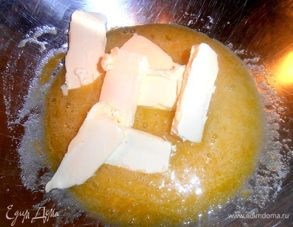 Добавляем мягкое масло и растираем.