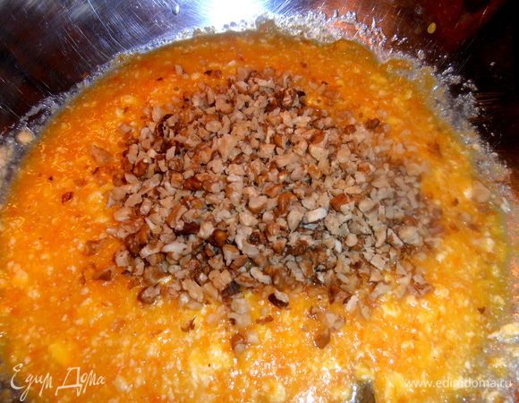 Высыпаем орехи,оставив немного для верха.