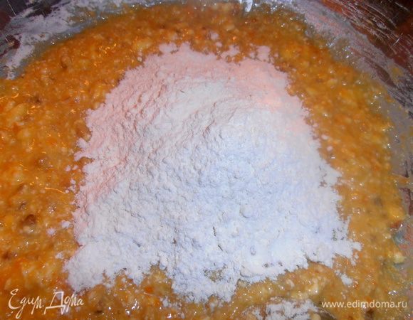 Всыпаем просеянную муку по частям.