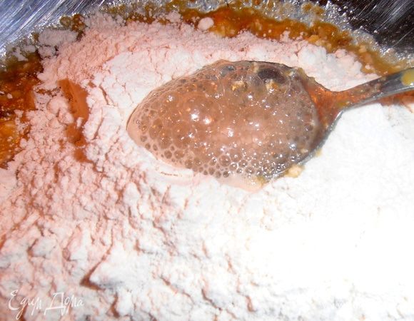 Соду гасим уксусом и вливаем в муку.