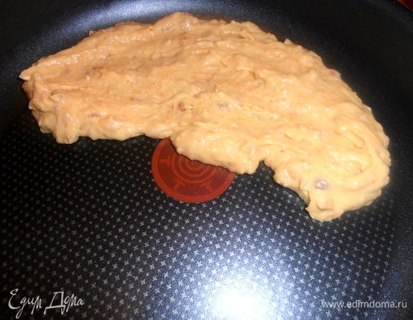 Даём тесту немного постоять,а затем выкладываем третью часть в форму(у меня тефлоновая,поэтому не смазываю,но если печь на противне,то лучше застелить бумагой для выпечки).