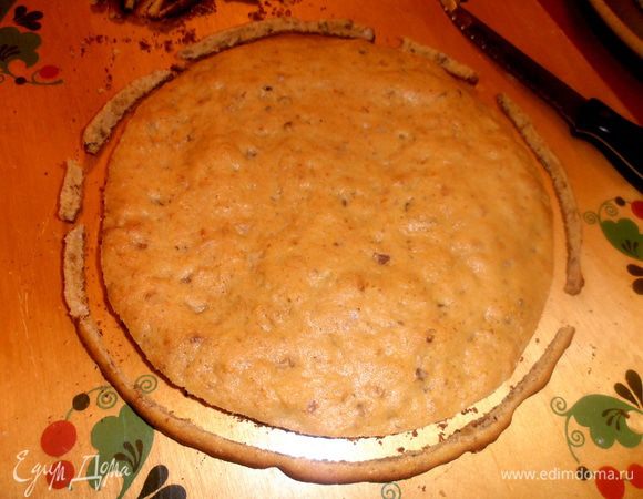 Печём остальные коржи...У готовых на доске(коржи хрупкие!)обрезаем края.