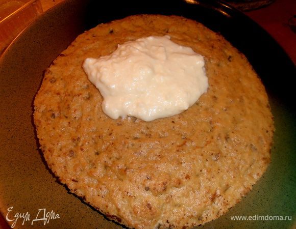 Начинаем промазывать кремом остывшие коржи.