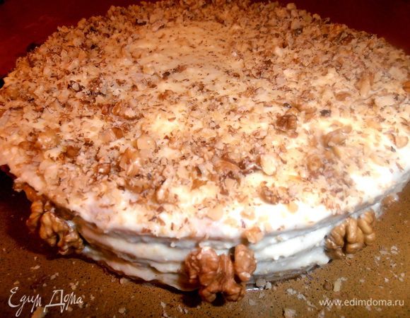 Сверху посыпаем крошкой из орехов,а с боков приклеиваем половинки ореха!