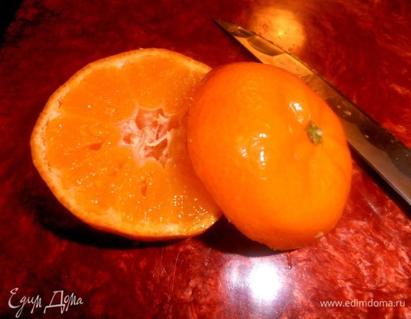 Мне захотелось в центр водрузить мандаринчик!Для этого разрезаем его вдоль на неравные части...